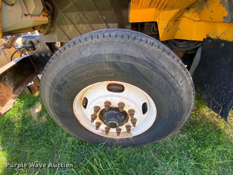 image for item HE9879 2006 International 7400  spreader truck