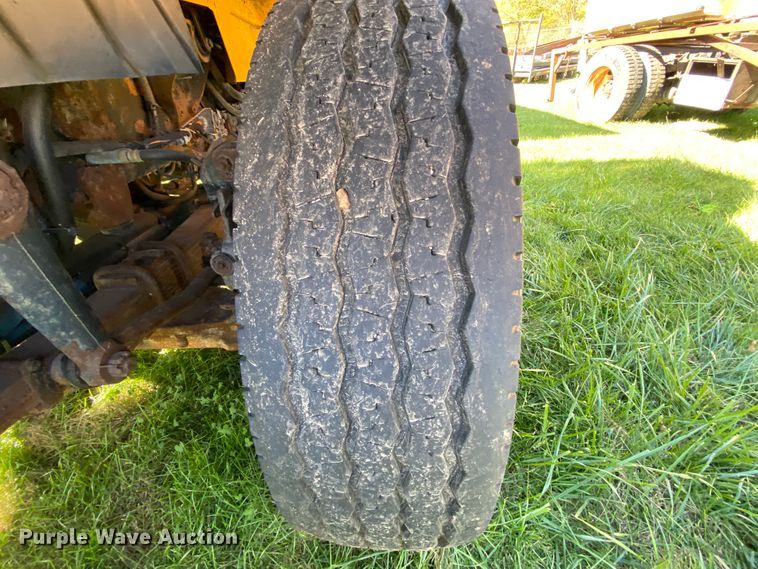 image for item HE9879 2006 International 7400  spreader truck