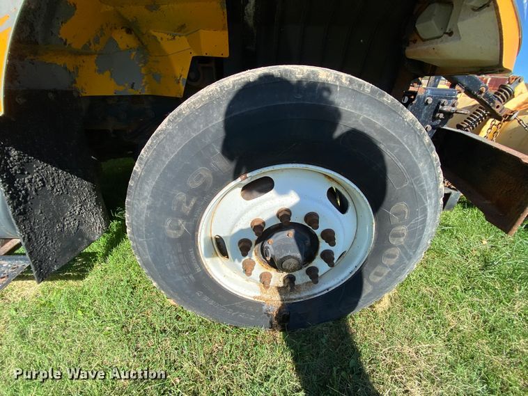 image for item HE9879 2006 International 7400  spreader truck