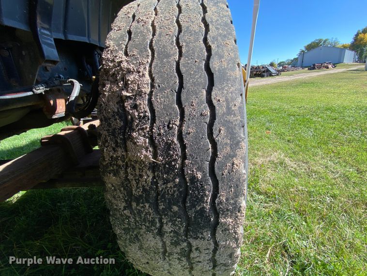 image for item HE9879 2006 International 7400  spreader truck