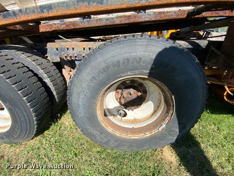 image for item HE9879 2006 International 7400  spreader truck