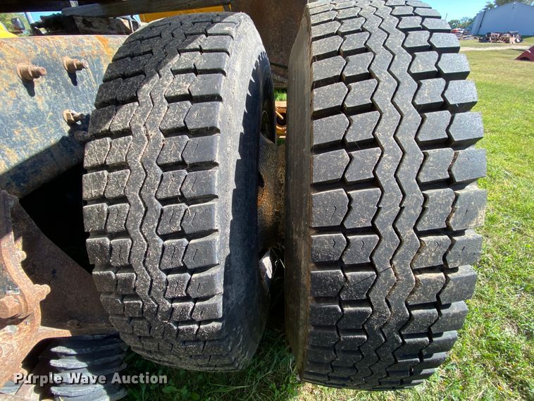 image for item HE9879 2006 International 7400  spreader truck