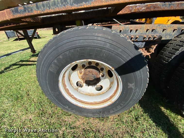 image for item HE9879 2006 International 7400  spreader truck