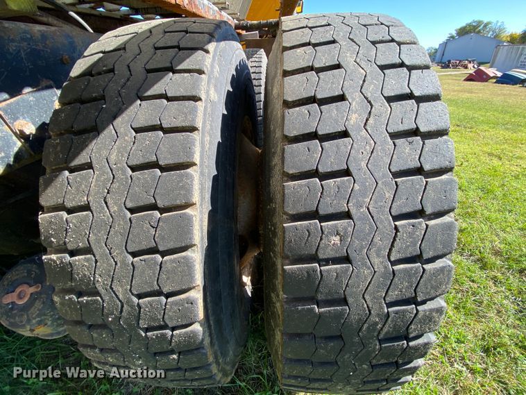 image for item HE9879 2006 International 7400  spreader truck