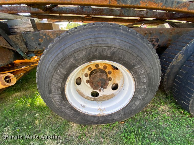 image for item HE9879 2006 International 7400  spreader truck