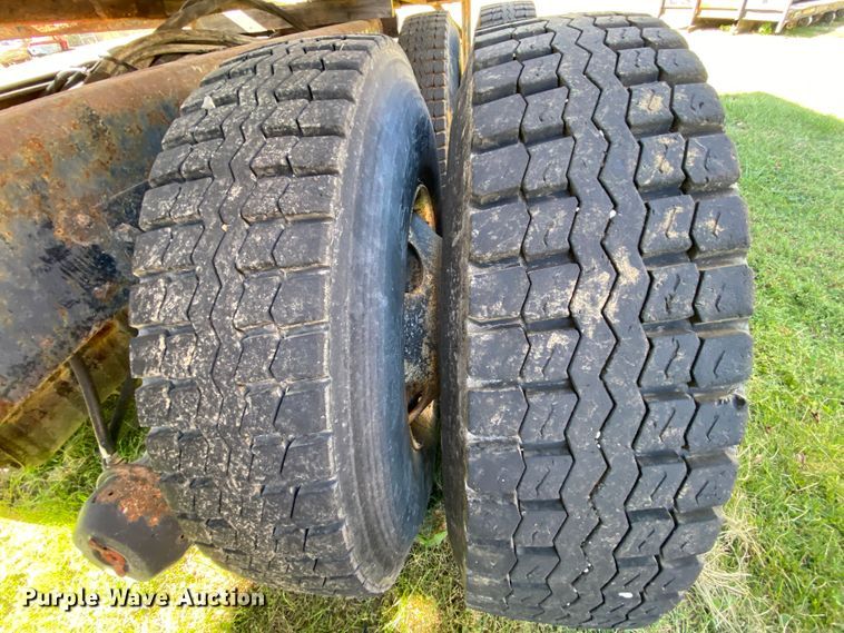 image for item HE9879 2006 International 7400  spreader truck