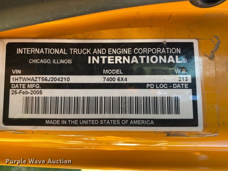 image for item HE9879 2006 International 7400  spreader truck