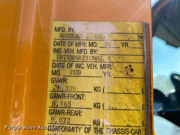 image for item HE9879 2006 International 7400  spreader truck