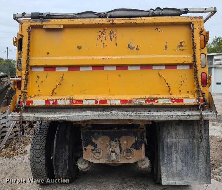 image for item HM9250 1999 International 4900  dump truck