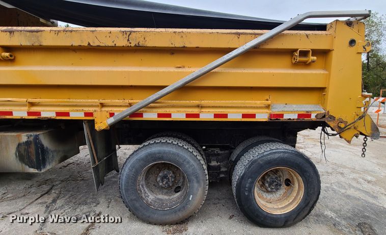 image for item HM9250 1999 International 4900  dump truck