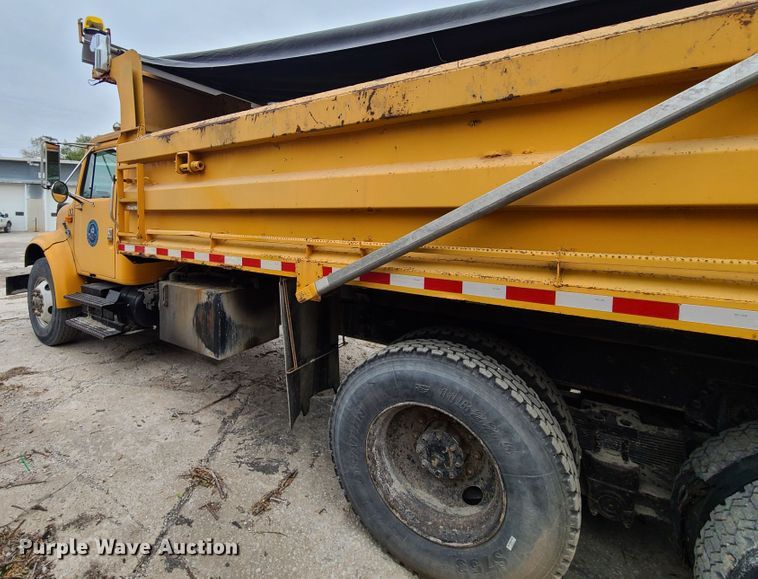 image for item HM9250 1999 International 4900  dump truck