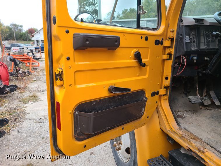 image for item HM9250 1999 International 4900  dump truck