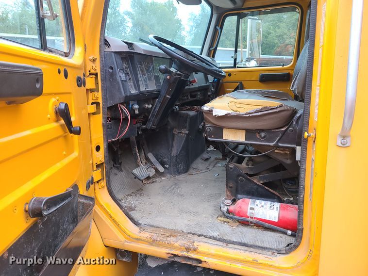 image for item HM9250 1999 International 4900  dump truck