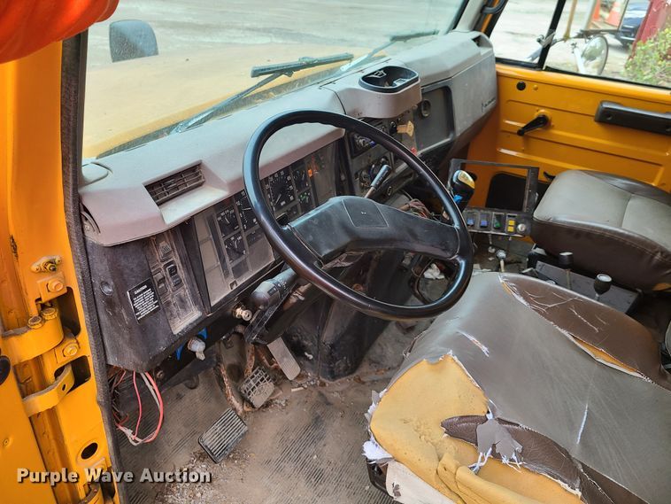 image for item HM9250 1999 International 4900  dump truck