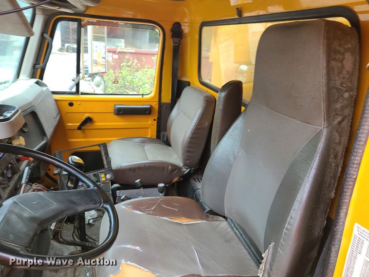 image for item HM9250 1999 International 4900  dump truck