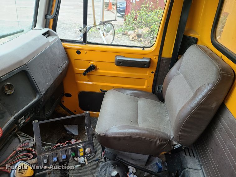 image for item HM9250 1999 International 4900  dump truck