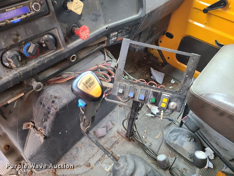 image for item HM9250 1999 International 4900  dump truck