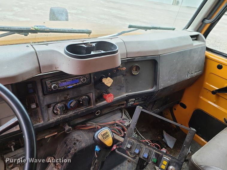 image for item HM9250 1999 International 4900  dump truck