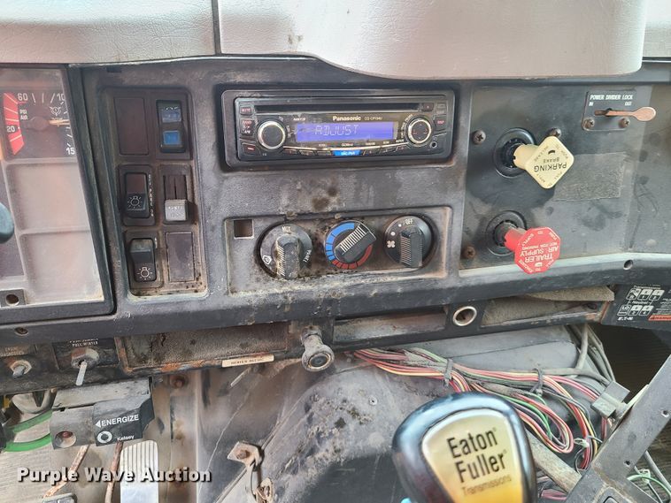 image for item HM9250 1999 International 4900  dump truck