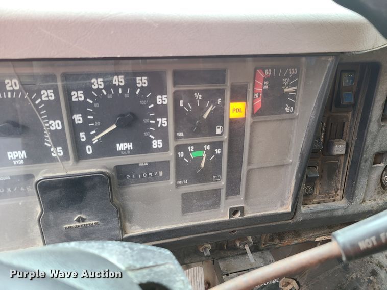 image for item HM9250 1999 International 4900  dump truck