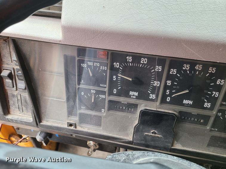 image for item HM9250 1999 International 4900  dump truck