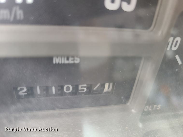 image for item HM9250 1999 International 4900  dump truck