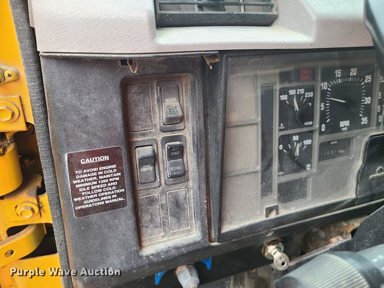 image for item HM9250 1999 International 4900  dump truck