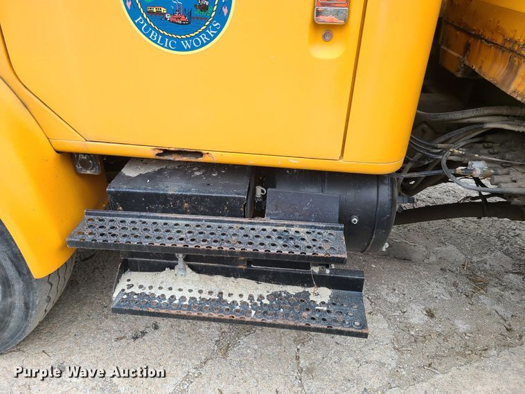 image for item HM9250 1999 International 4900  dump truck