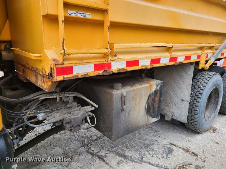 image for item HM9250 1999 International 4900  dump truck