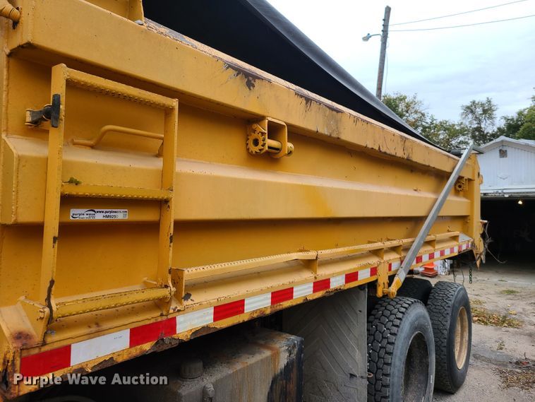 image for item HM9250 1999 International 4900  dump truck