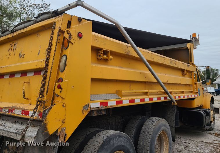 image for item HM9250 1999 International 4900  dump truck