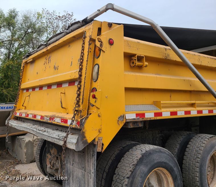 image for item HM9250 1999 International 4900  dump truck