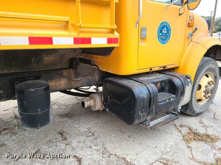 image for item HM9250 1999 International 4900  dump truck