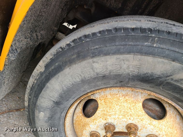 image for item HM9250 1999 International 4900  dump truck