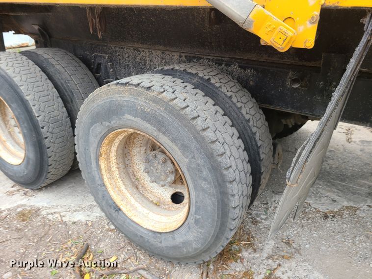 image for item HM9250 1999 International 4900  dump truck