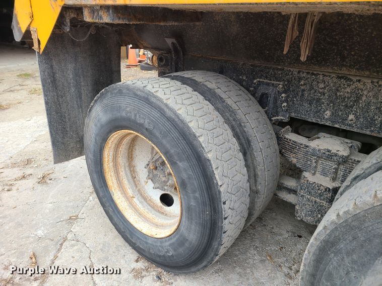 image for item HM9250 1999 International 4900  dump truck