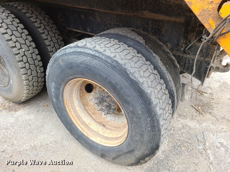 image for item HM9250 1999 International 4900  dump truck