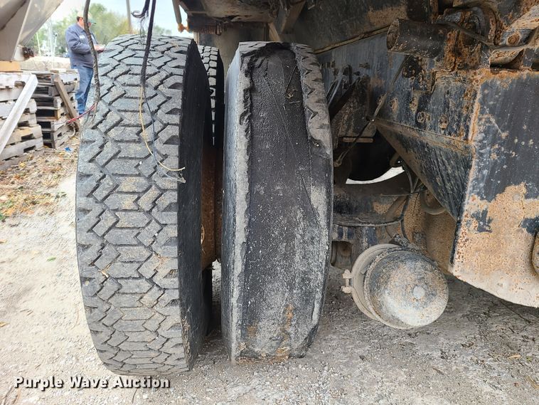 image for item HM9250 1999 International 4900  dump truck