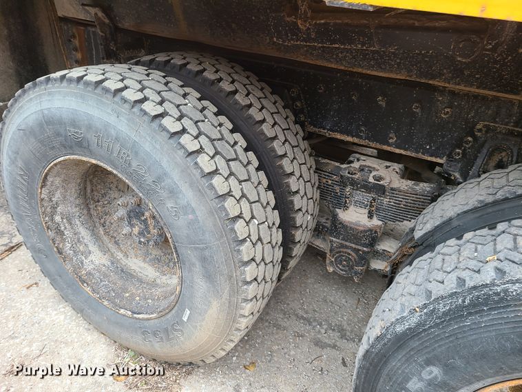 image for item HM9250 1999 International 4900  dump truck