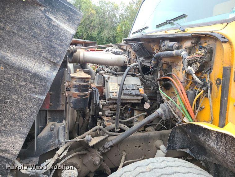 image for item HM9250 1999 International 4900  dump truck