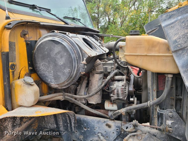 image for item HM9250 1999 International 4900  dump truck