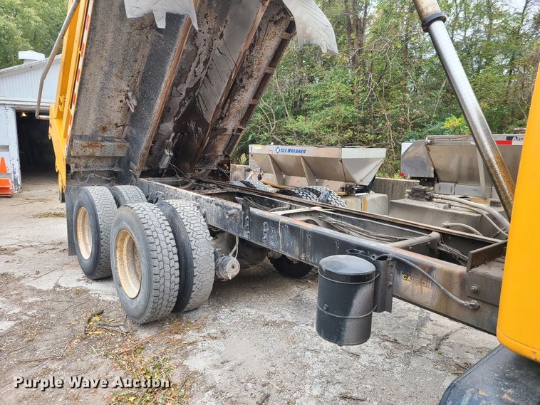 image for item HM9250 1999 International 4900  dump truck