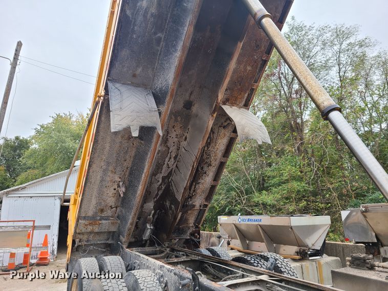 image for item HM9250 1999 International 4900  dump truck