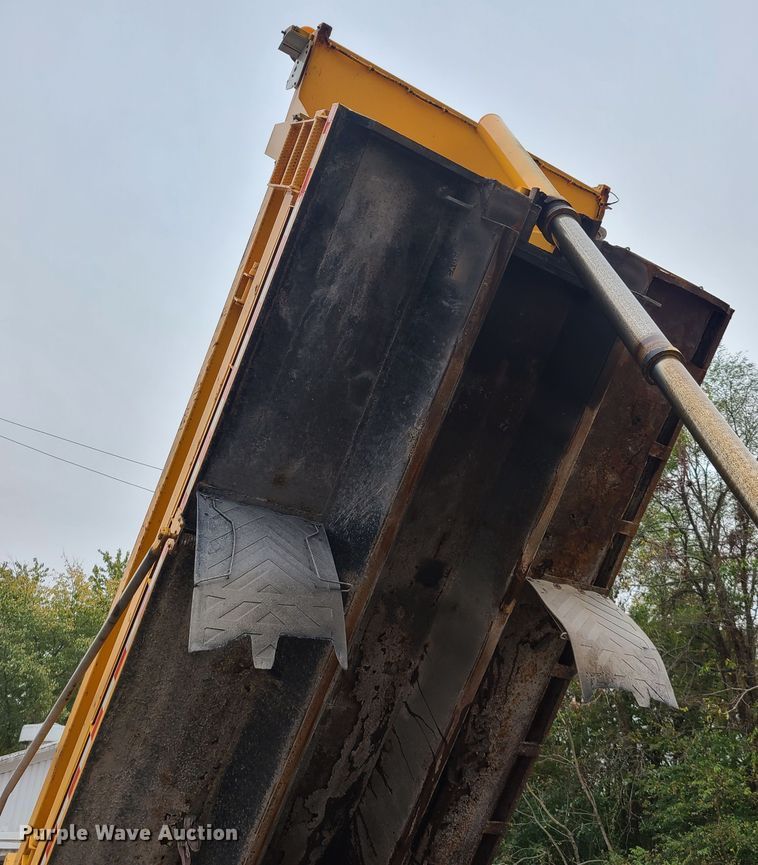 image for item HM9250 1999 International 4900  dump truck