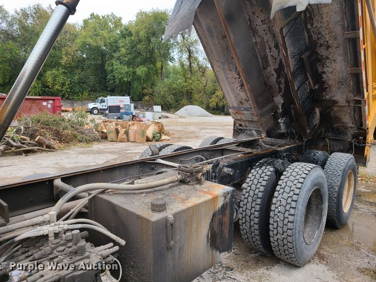 image for item HM9250 1999 International 4900  dump truck