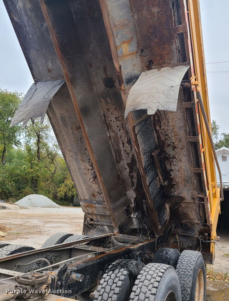 image for item HM9250 1999 International 4900  dump truck