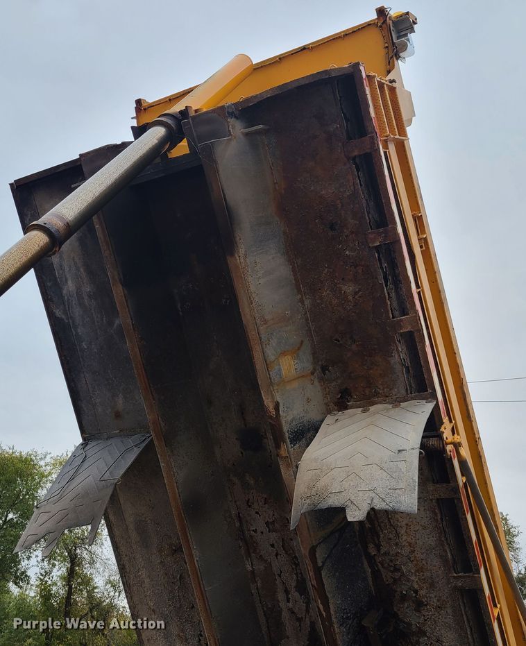 image for item HM9250 1999 International 4900  dump truck