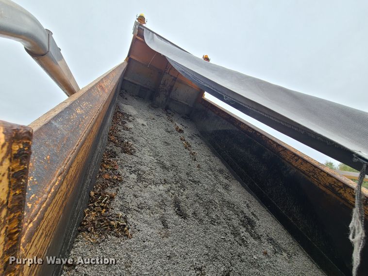 image for item HM9250 1999 International 4900  dump truck