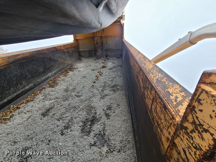 image for item HM9250 1999 International 4900  dump truck