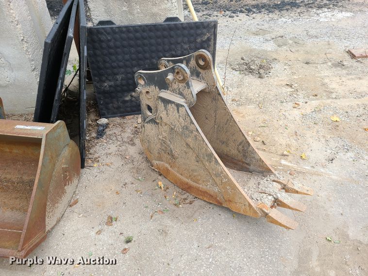 image for item HM9252 (2) backhoe buckets